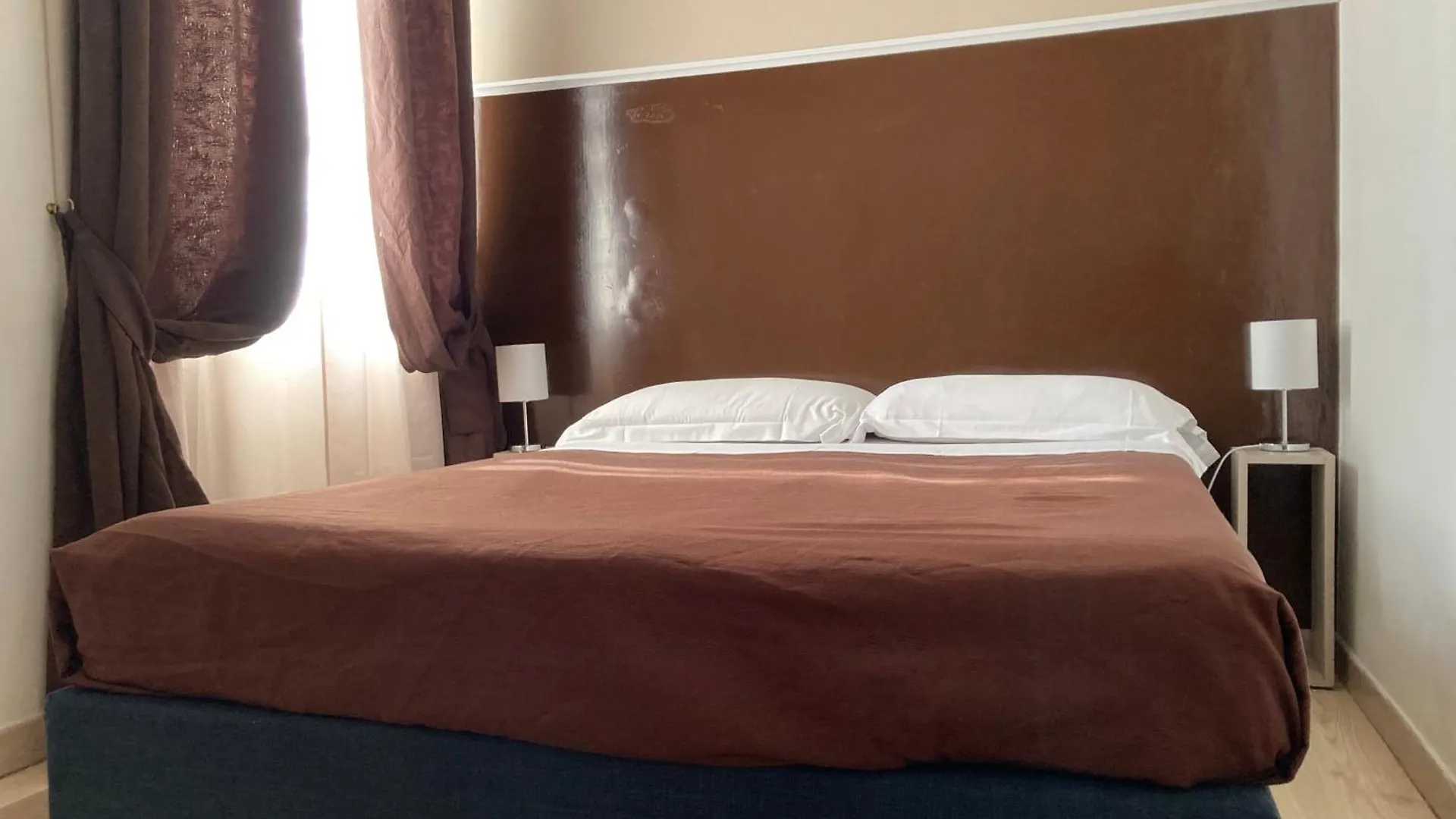 Hotel Indipendenza Rzym 0*,